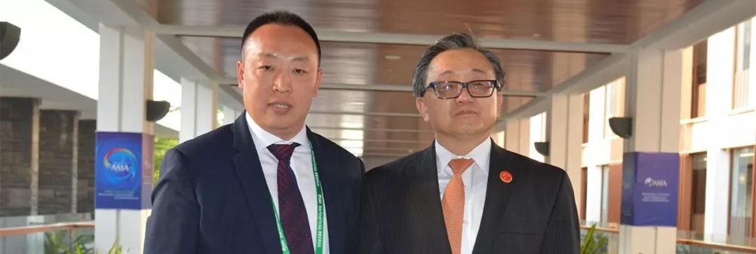 大鸡巴骚穴草插联合国副秘书长刘振民和赵章栓会长在博鳌亚洲论坛亲切交"